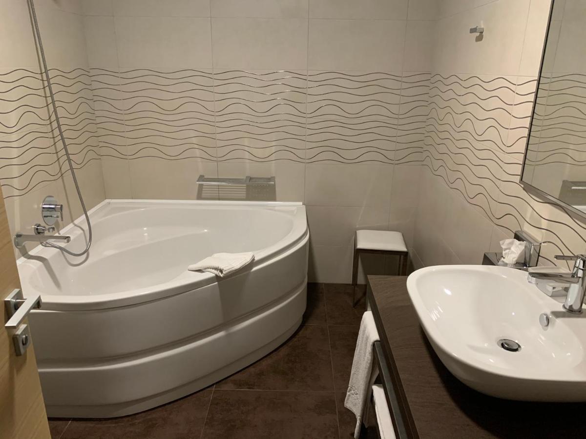 Turin Airport Hotel & Residence Сан-Франческо-аль-Кампо Экстерьер фото